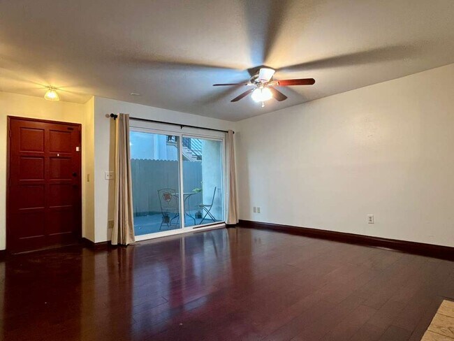 Vista de la sala de estar de la puerta de entrada y las puertas corredizas. - 1328 9th St