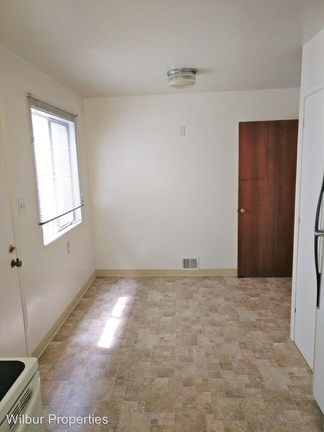 Building Photo - 743 Roble Ave