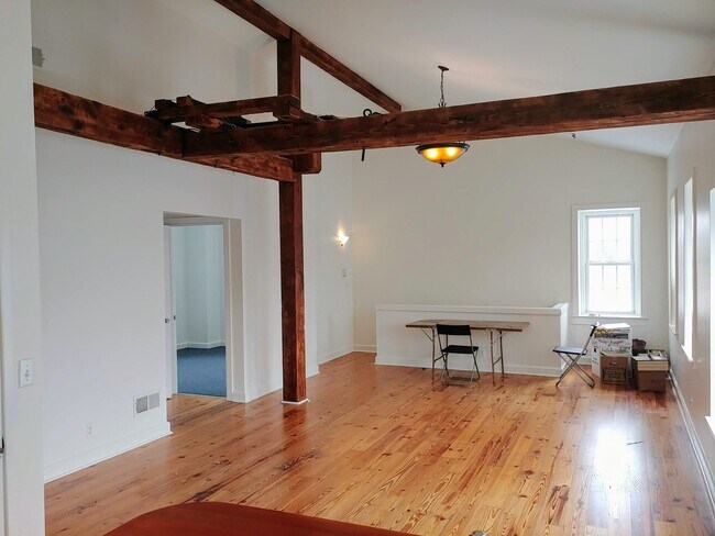 Building Photo - 16 E Springer St