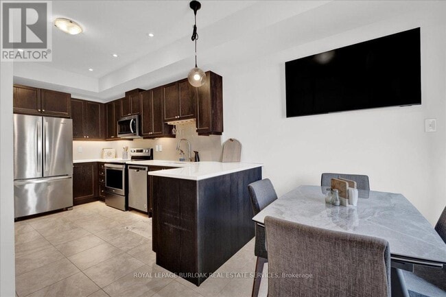 Building Photo - 383 Dundas St E