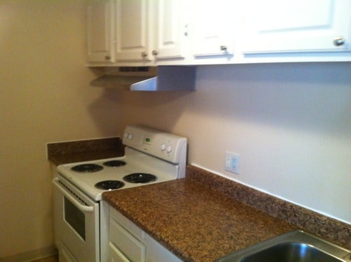 Building Photo - 3050 Lakeside Dr