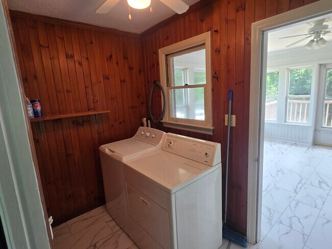¡Cuarto de lavandería con lavadora y secadora! - 507 Robinson Dr