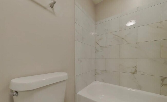 Foto del edificio - Classic Design with Room to Grow — 3-Bedroom Beauty