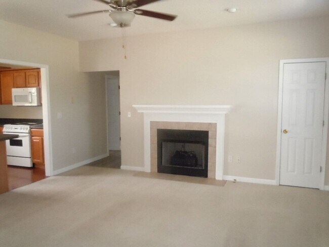 Foto del edificio - Three Bedroom Executive Home with 2.5 Bath...
