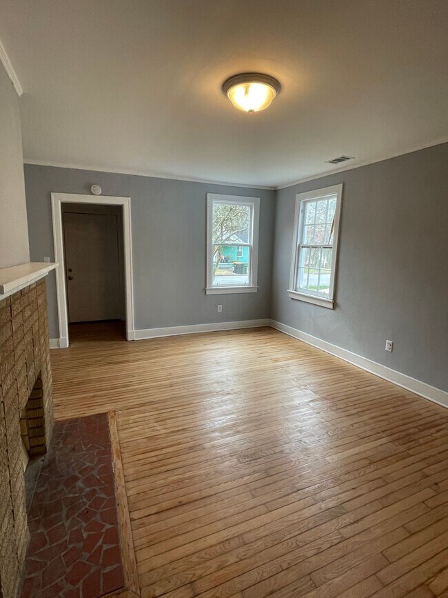 Building Photo - MIDTOWN BUNGALOW
