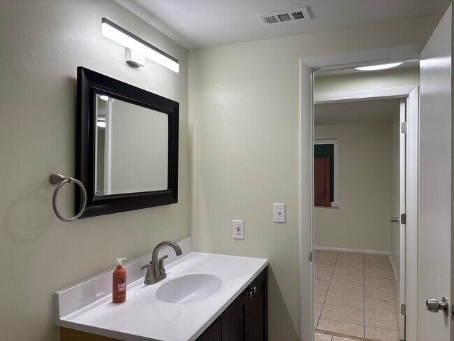 Foto del edificio - 2817 Dovewood St