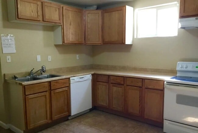 Foto del edificio - Live Steps from Sloan’s Lake – Beautiful 2 Bed, 1 Bath Garden-Level Apartment!