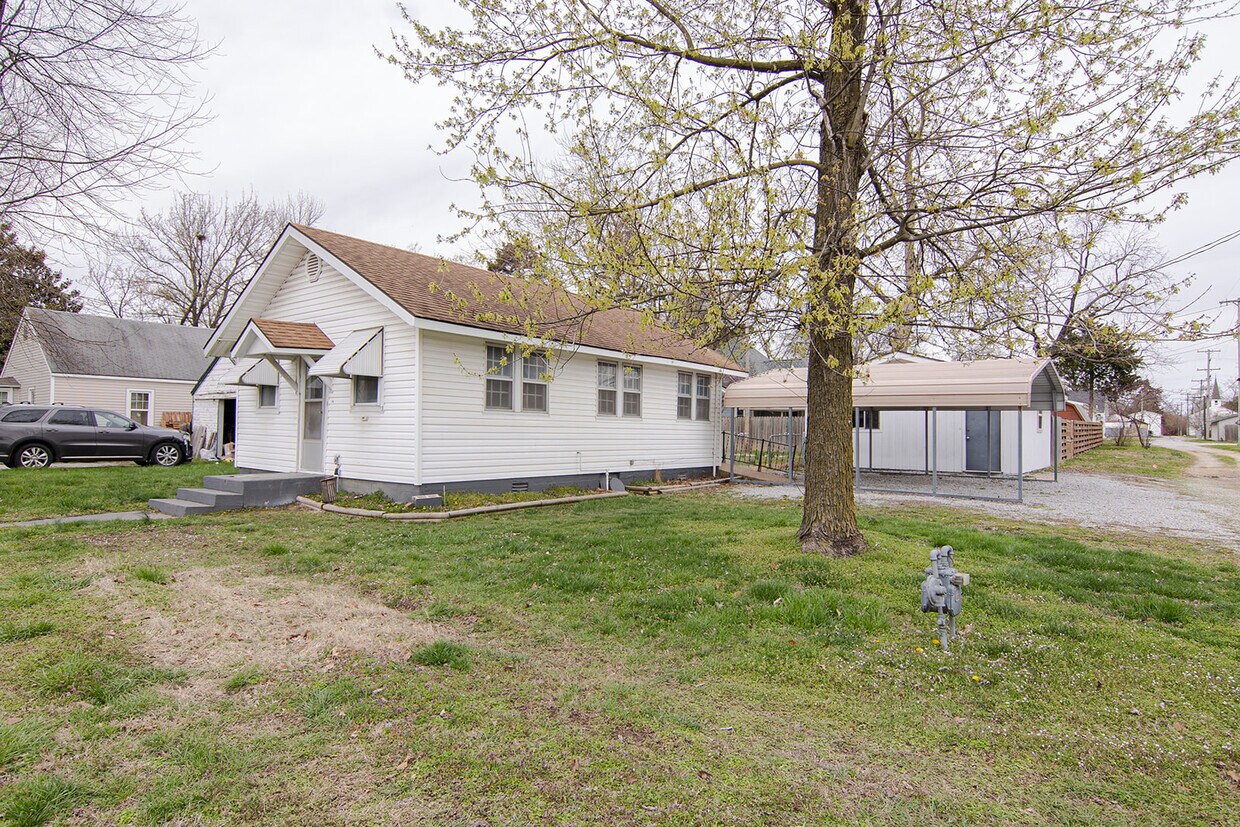 Primary Photo - 104 SW 3rd St