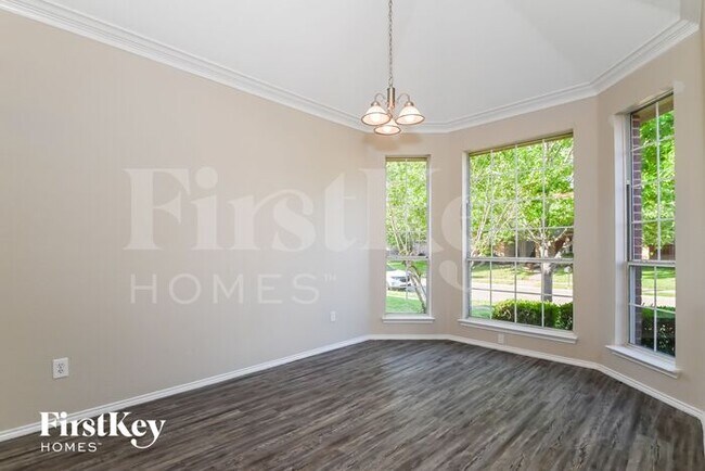 Building Photo - 2525 Hyacinth Dr