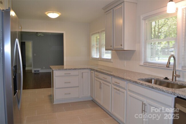 Building Photo - 3313 Woodwardia Dr