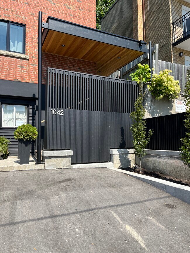 Photo du bâtiment - 1042 Davenport Rd