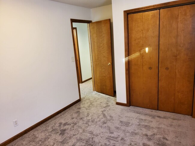 Building Photo - 2 bedroom duplex with 2 car attached garage!