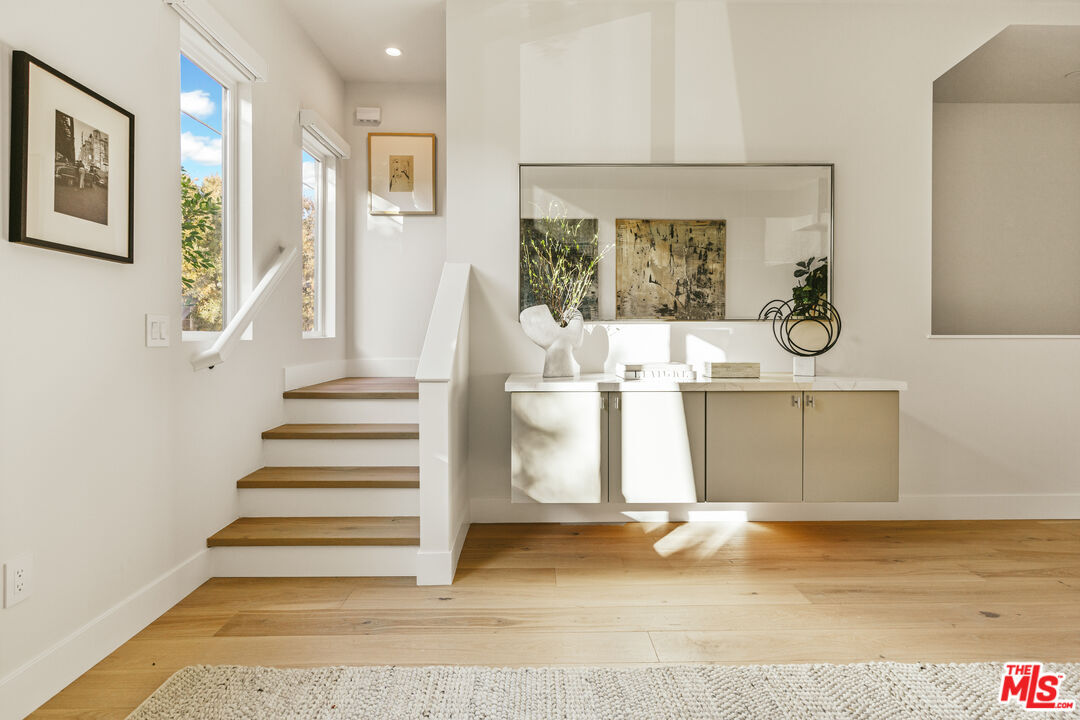 Foto principal - 3230 S Barrington Ave