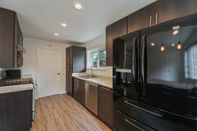 Foto del edificio - 3 bedroom in Seattle WA 98133