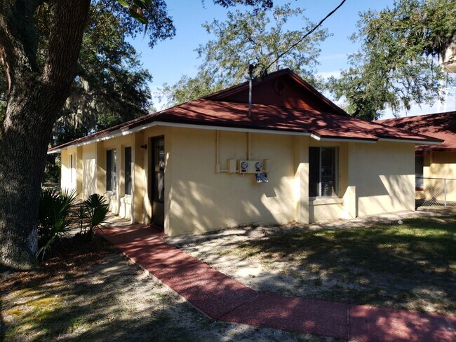 Building Photo - 2 bed / 1 bath duplex in Eatonville