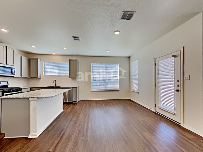 Foto del edificio - 2709 Lillybrook Ln