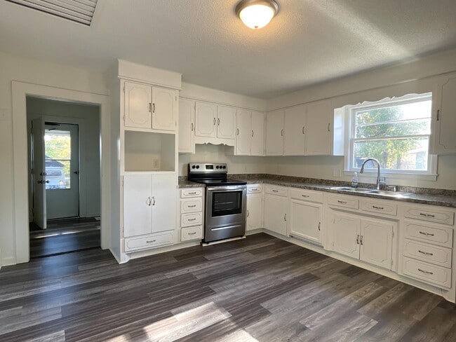 Building Photo - 597 N Forest St