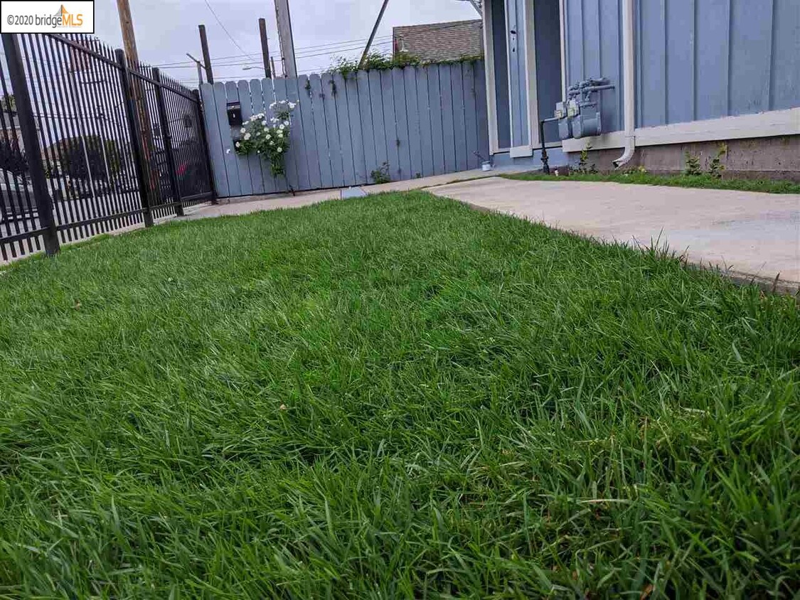 Foto principal - 3532 San Leandro St