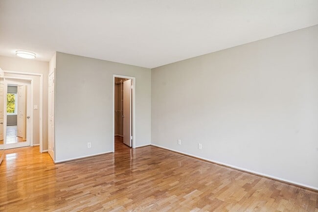 Foto del edificio - 8370 Greensboro Dr