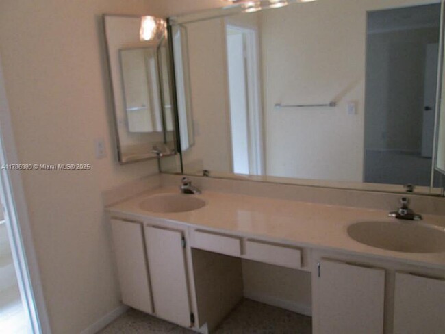 Building Photo - 2 bedroom in North miami Beach FL 33179