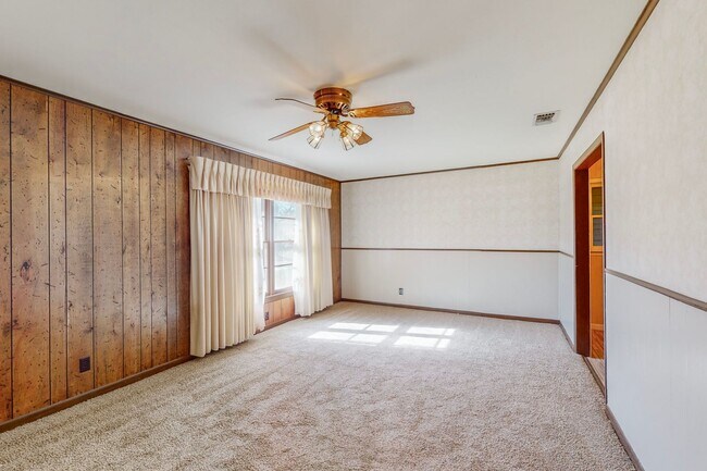 Building Photo - Charming 3-Bedroom Gem with Mid-Century Fl...