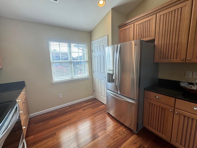 Building Photo - Immacualte condo with a 2 car garage and p...