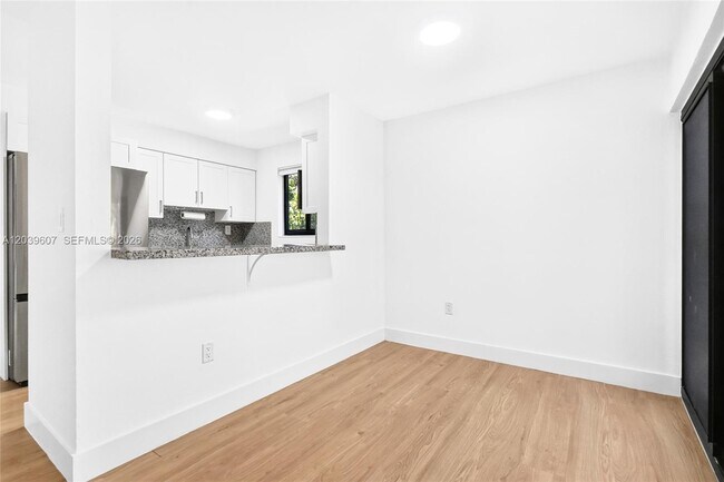 Building Photo - 3522 SW 25th St