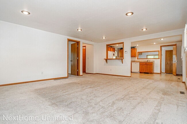 Building Photo - 2 br, 1 bath House - 209 E. 2nd St.