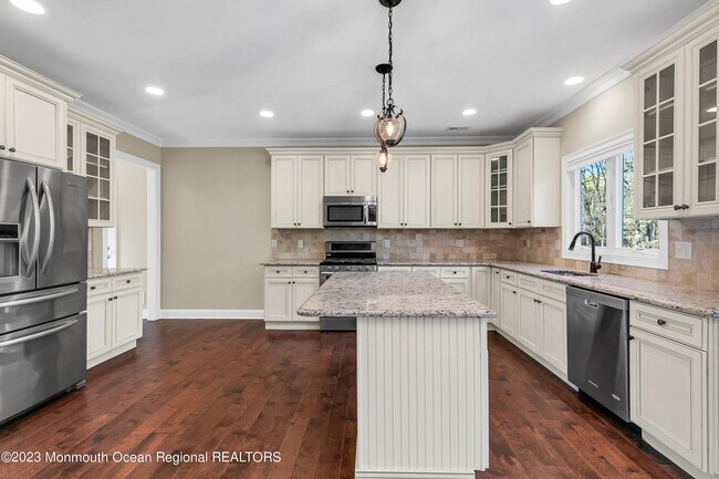 Building Photo - 3 Iroquois Ct