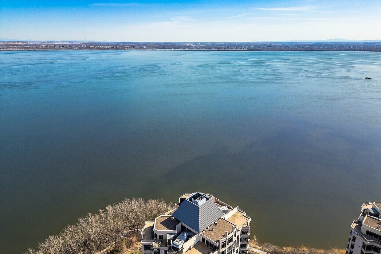 Primary Photo - 300 Av. des Sommets