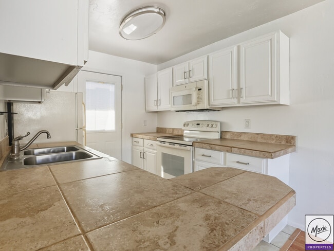 Building Photo - 2214 S Granada Dr