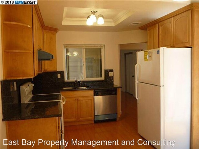 Building Photo - 3 br, 2.5 bath House - 4667 Rousillon Ave.