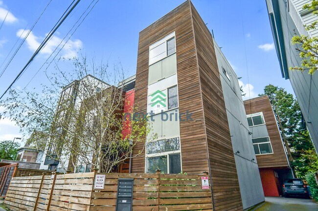 Foto del edificio - 2 BED & 1.5 BATH TOWNHOME FOR RENT