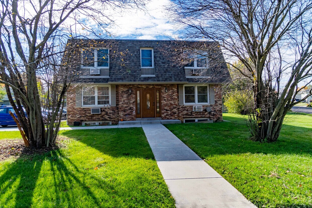 Primary Photo - 1515 Golfview