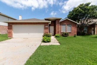 Building Photo - 2405 Spruce Ct