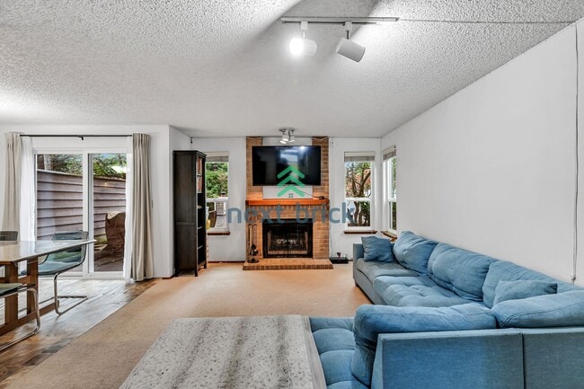 Building Photo - 3 BED & 1.5 BATH FOR RENT