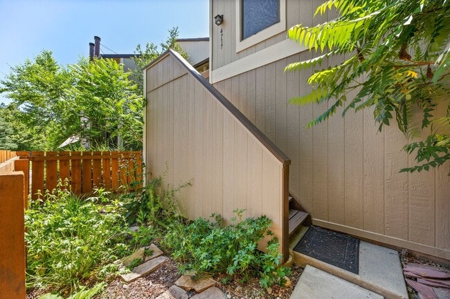 Building Photo - Bright & Peaceful 2BR Condo in South Boulder