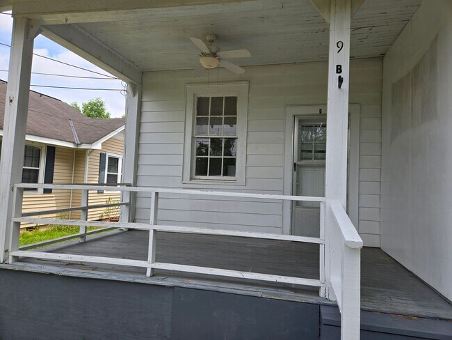 Foto del edificio - FOR RENT with a Riverview!