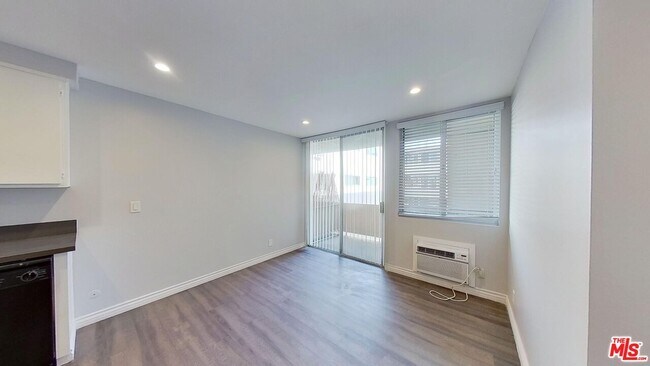 Foto del edificio - 525 N Sycamore Ave