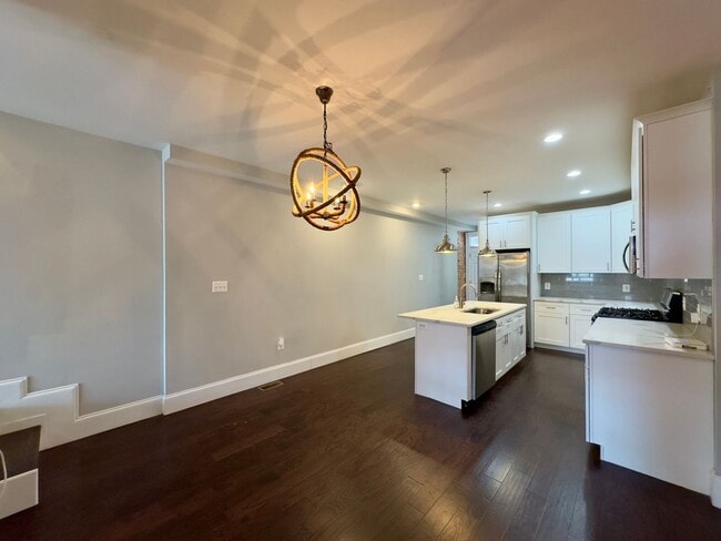 Building Photo - Modern 3Bed/3.5Bath Charm in a Prime East ...