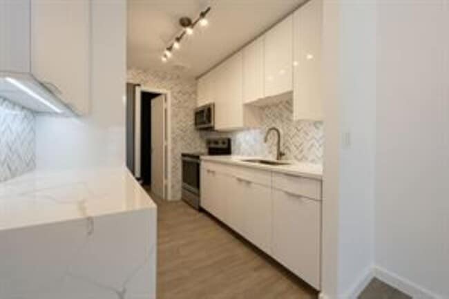 Building Photo - 2260 NE 67th St