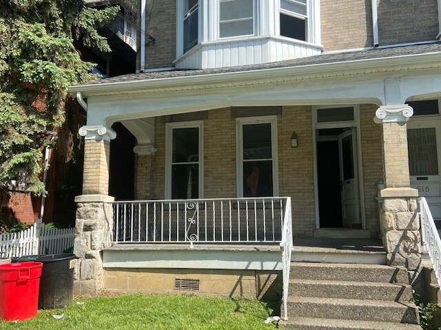 Building Photo - 517 W James St