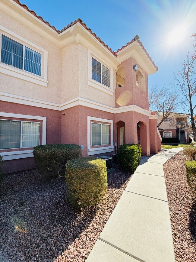 Foto del edificio - Recently Updated Condo-Available Soon!
