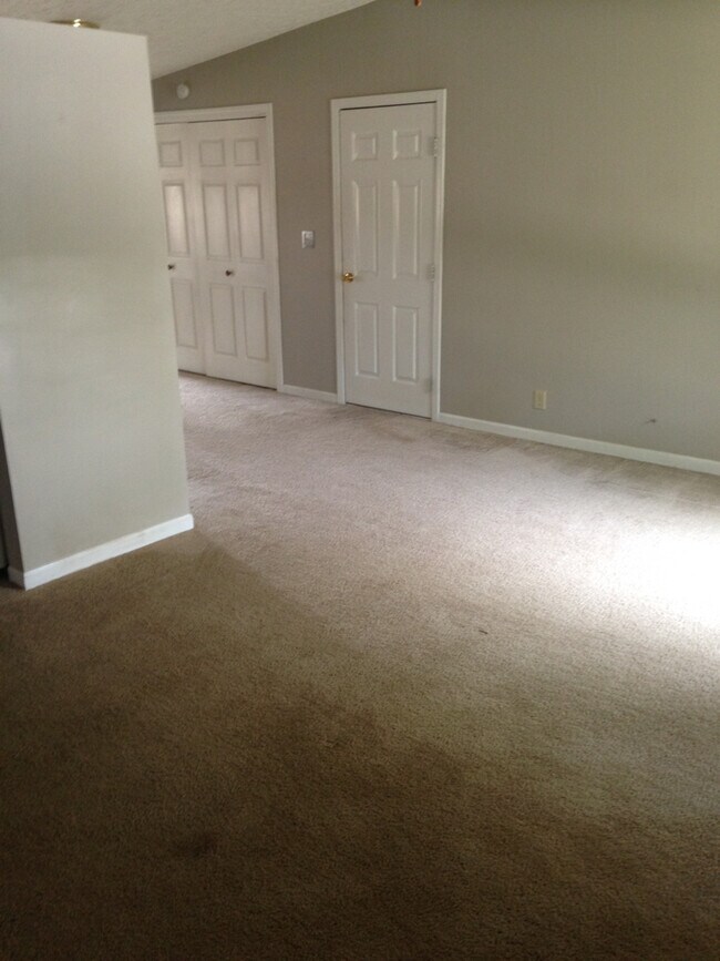 Building Photo - Large 4 Bed, 2 Bath Home