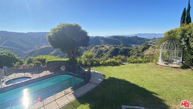 Foto del edificio - 15515 Collina Strada