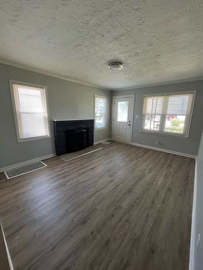 Foto del edificio - 3 Bedroom, 2 Bathroom Home With Garage Available for Pre-Lease!