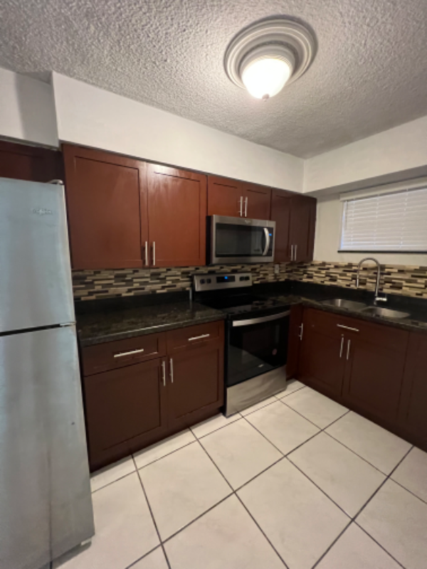 Foto del edificio - 2498 SW 17th St
