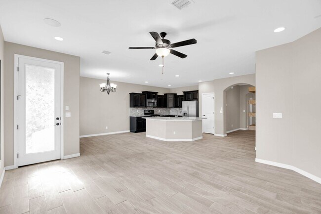 Building Photo - Spacious 4 Bedroom Home for Rent in Sunlan...