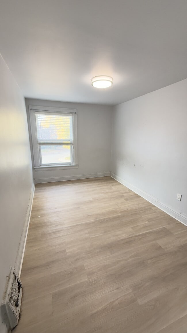 Building Photo - 2-4587 Mallette Crescent