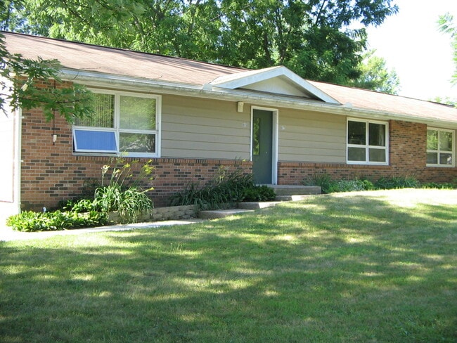 Unidad disponible en este edificio de 4 unidades en el lado oeste de Reedsburg. - 605 Clark St